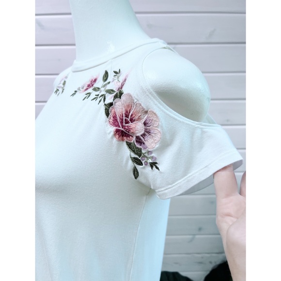 EUC | American Eagle Cold Shoulder Embroidered Tee | XS | “Soft & Sexy” Line - Picture 5 of 13